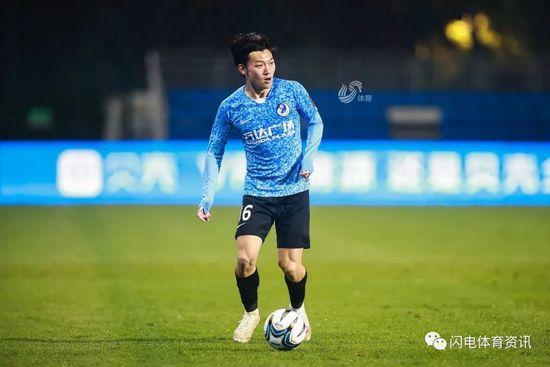 大学情侣野外吃奶捏胸